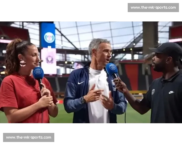 温情重逢！梅西通道内拥抱恩里克 巴黎老友跨越胜负的足坛情谊